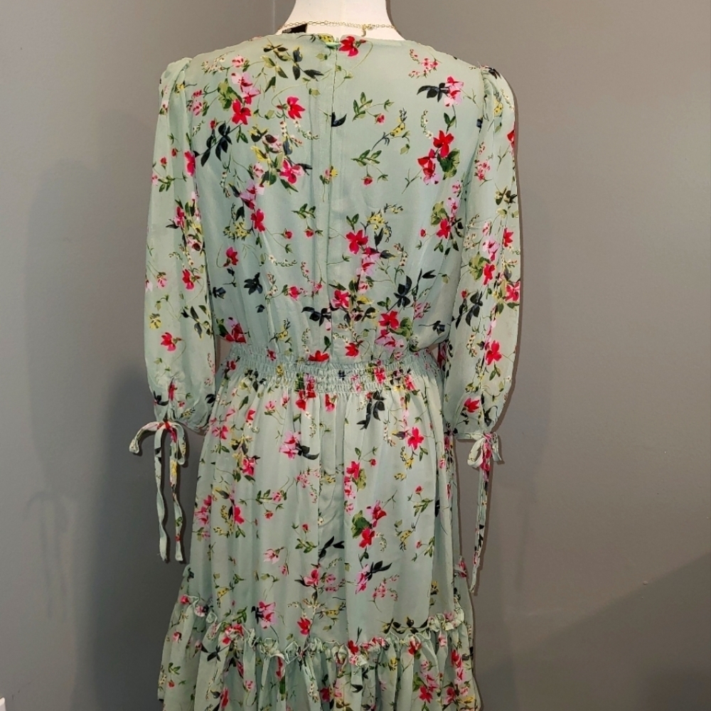 Beautiful and Flattering Floral Dress - Picture 7 of 9